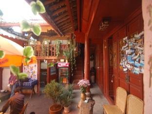 Overseas Inn Lijiang  Exterior photo